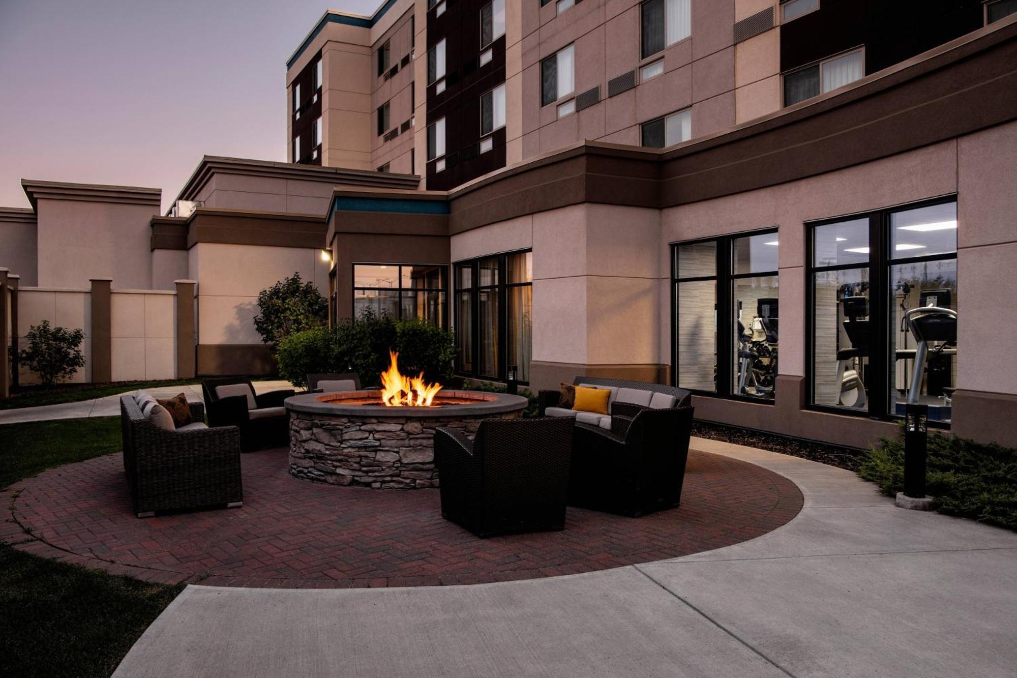 Hotel Courtyard By Marriott Edmonton West Zewnętrze zdjęcie