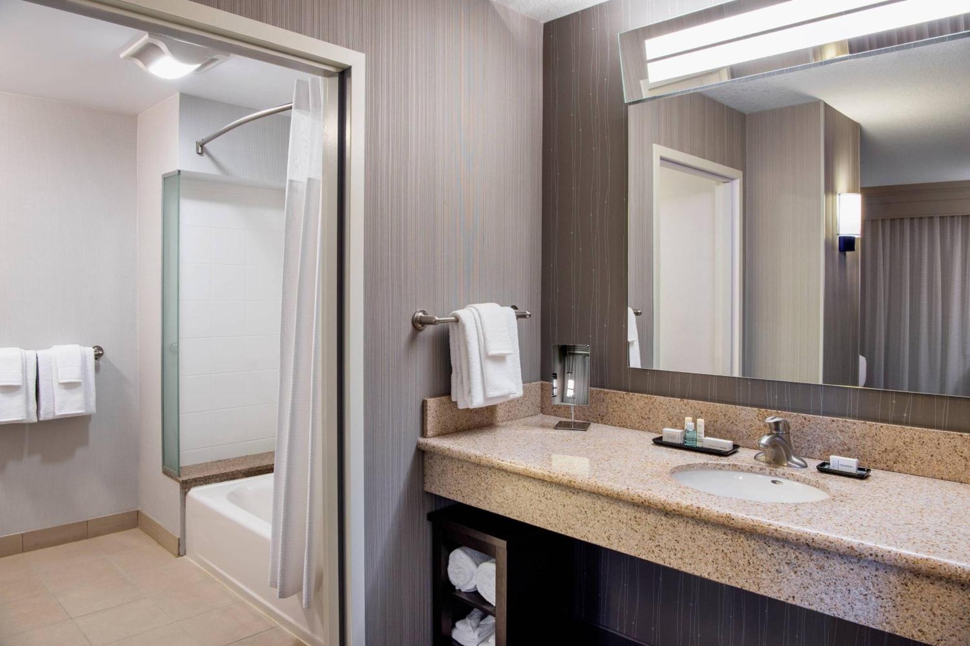 Hotel Courtyard By Marriott Edmonton West Zewnętrze zdjęcie